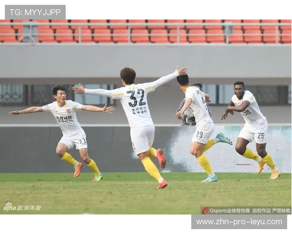 “新都兴城垒球赛：选手全力拼搏，谁将捧起金牌？”